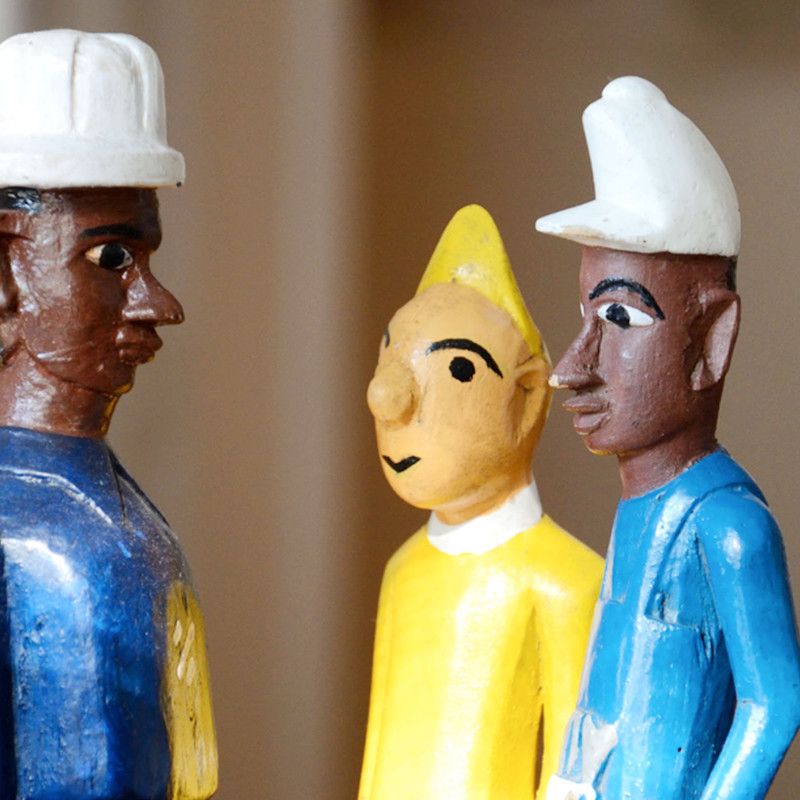 3 Holzfiguren unterhalten sich miteinander